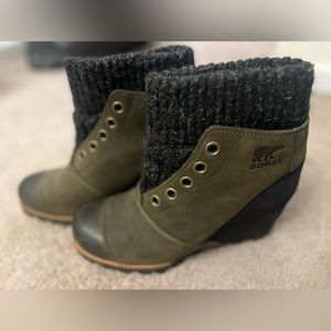 Sorel Women's Joanie Sweater Wedge Boots in women’s size 8